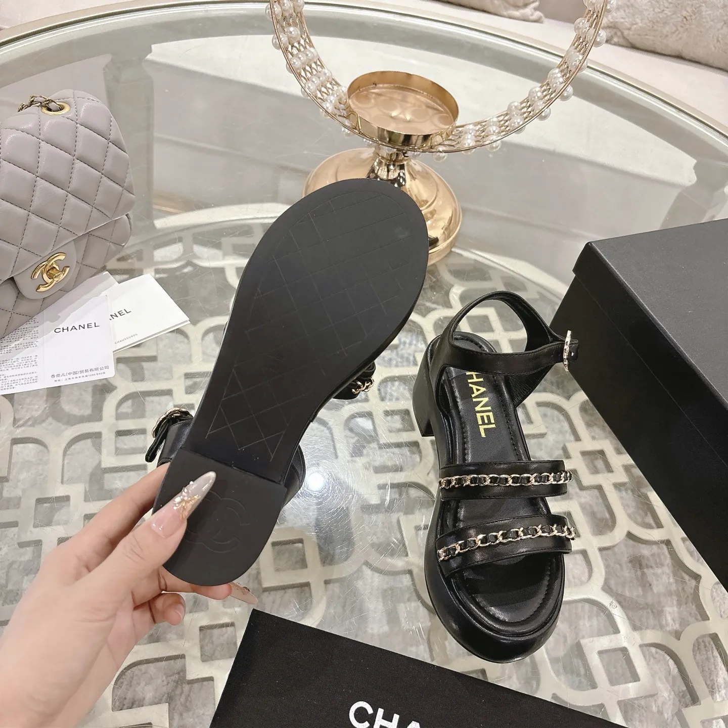 👟👟Ex-factory price 560👟👟Chanel Xiaoxiang 2025ss spring and summer latest catwalk fashion chain decoration top quality! Accurate to 1:1, light luxury without tiring the feet, the upper foot can be matched with spring and summer clothes at will, highlighting texture and taste, simple yet luxurious appearance, even if it is just a pair of sandals, it is definitely a must-have pair in the summer shoe cabinet. Upper: imported lambskin. Lining: imported sheepskin lining. Outsole: original customized outsole. Size: 35-40 (40.41.42 custom-made, non-returnable)
